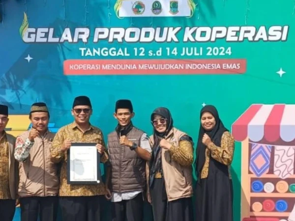 Koperasi Pesantren Al-Muhajirin Purwakarta Raih Penghargaan karena Punya Usaha Terbesar di Jawa Barat