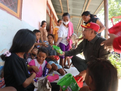 Wamensos Salurkan Bantuan Langsung ke Penyintas Erupsi Lewotobi di 3 Posko