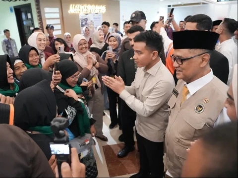 Wapres dan Menhaj Tinjau Jalur Cepat bagi Jamaah Haji di Bandara Juanda