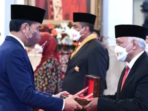 Presiden Jokowi Anugerahkan Bintang Jasa Pratama kepada 100 Pahlawan Covid-19