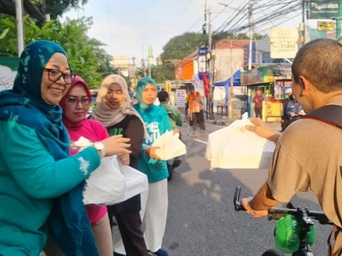 PP Fatayat NU Kembali Bagikan Takjil, Kali Ini Digelar di Jaktim