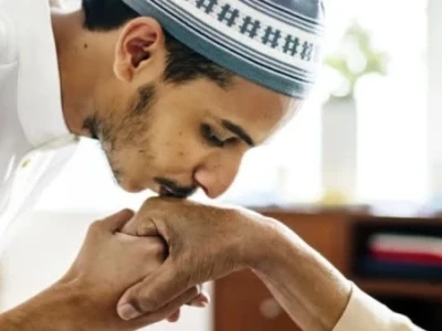 Khutbah Jumat: Perintah untuk Berbakti kepada Kedua Orang Tua
