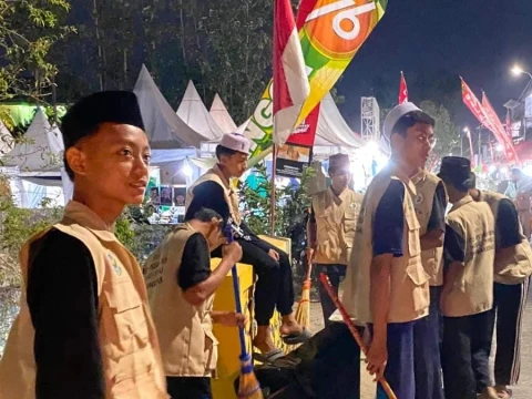 Gerak Cepat Santri Bersihkan Sampah di Arena Muktamar NU Tambakberas