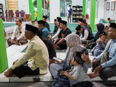 Ajak Anak Ziarah ke Makam Mbah Wahab Hasbullah, Nurul Kenalkan Sejarah Perjuangan Ulama NU