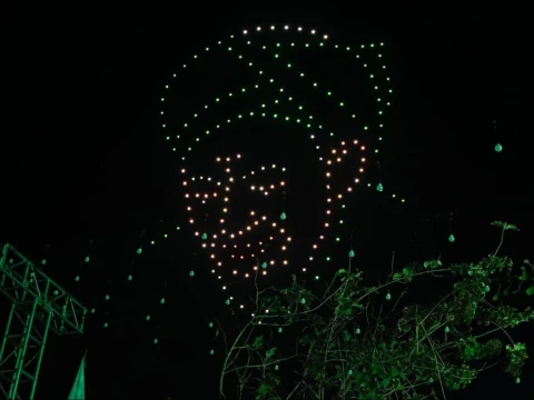 Takjub, Koreo Drone Show di Arena Muktamar Tampilkan Wajah Mbah Hasyim hingga Logo NU