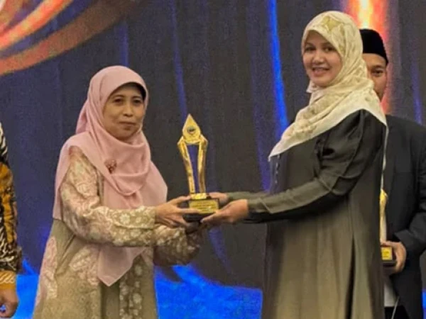 A'wan PBNU Nyai Hj Badriyah Fayumi Raih Santri of The Year 2026
