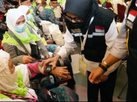 Jamaah Haji Risti Kenakan Gelang Tangan Canggih