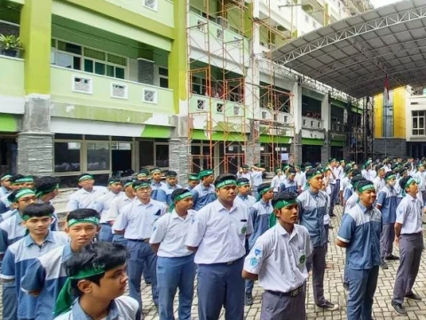 Pastikan Kebersihan Gelora Delta, Ribuan Siswa di Sidoarjo Jadi Pasukan Semut