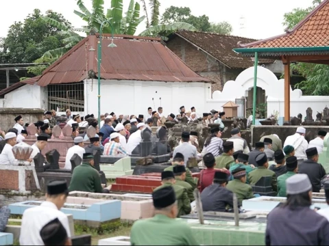 Ribuan Santri dan Masyarakat Ikuti Ziarah Pendiri Pesantren Krapyak di Makam Dongkelan